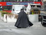 London  Die Belvededere Road  hinter dem London Eye mit einem Darth Vader Darsteller (GB).